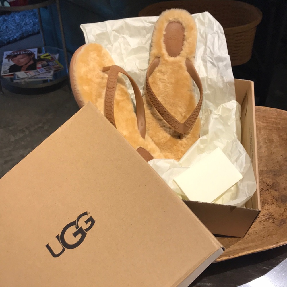 EUC UGGS FURRY FLIP FLOPS.